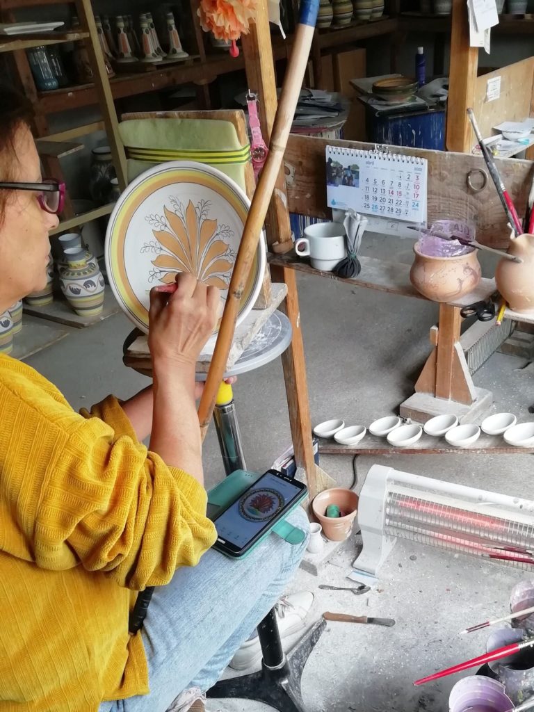 Artisane potière espagnole peint à la main des céramiques à l'atelier