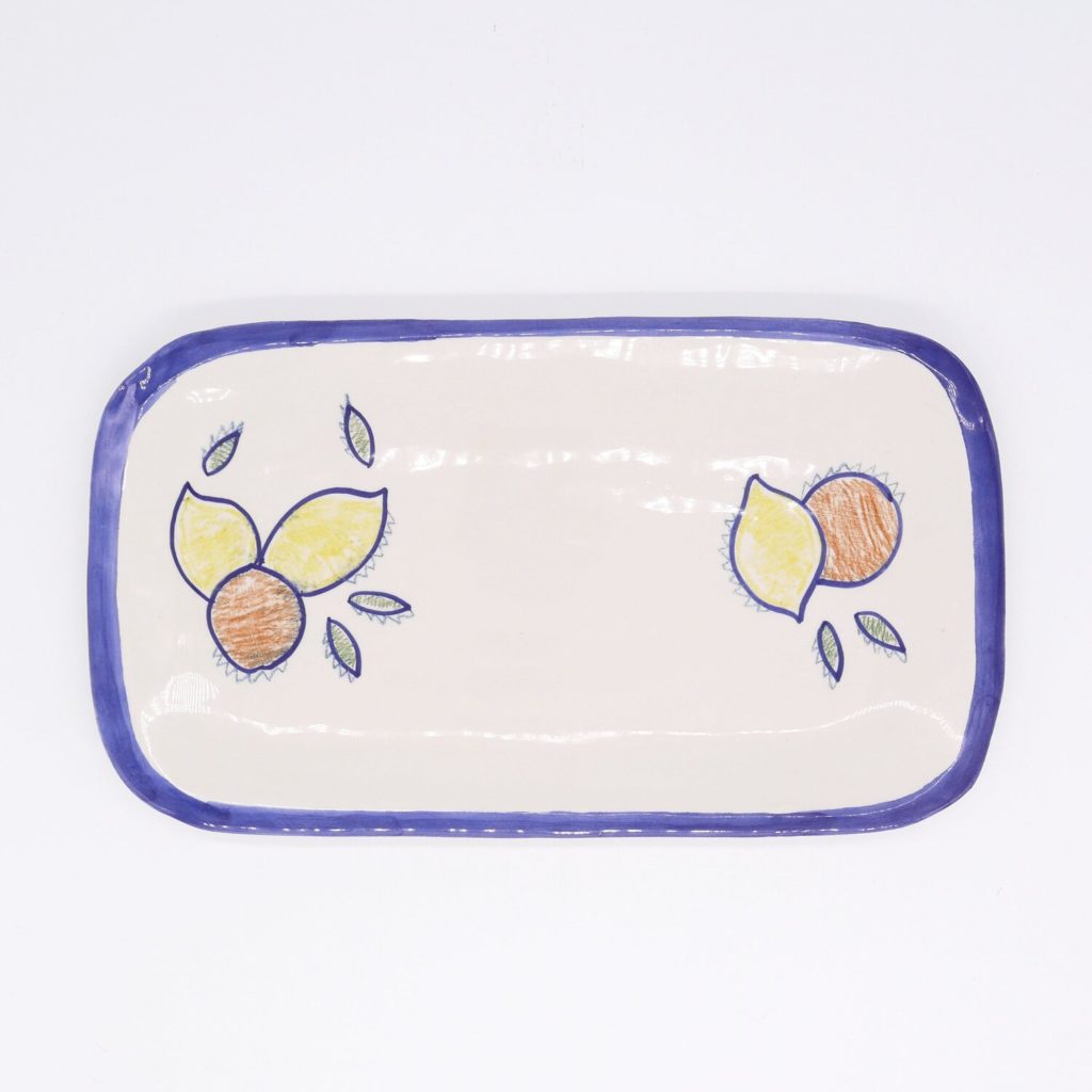 Plat à cake rectangulaire en terre blanche et motifs de citrons et oranges italiens crayonnés