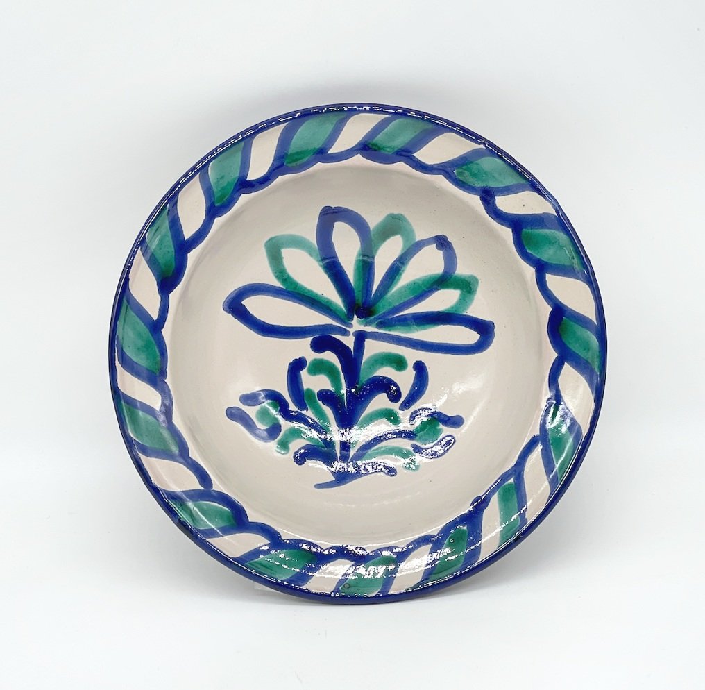 Petit plat creux à rebord type pasta bowl bleu et vert à motif végétal
