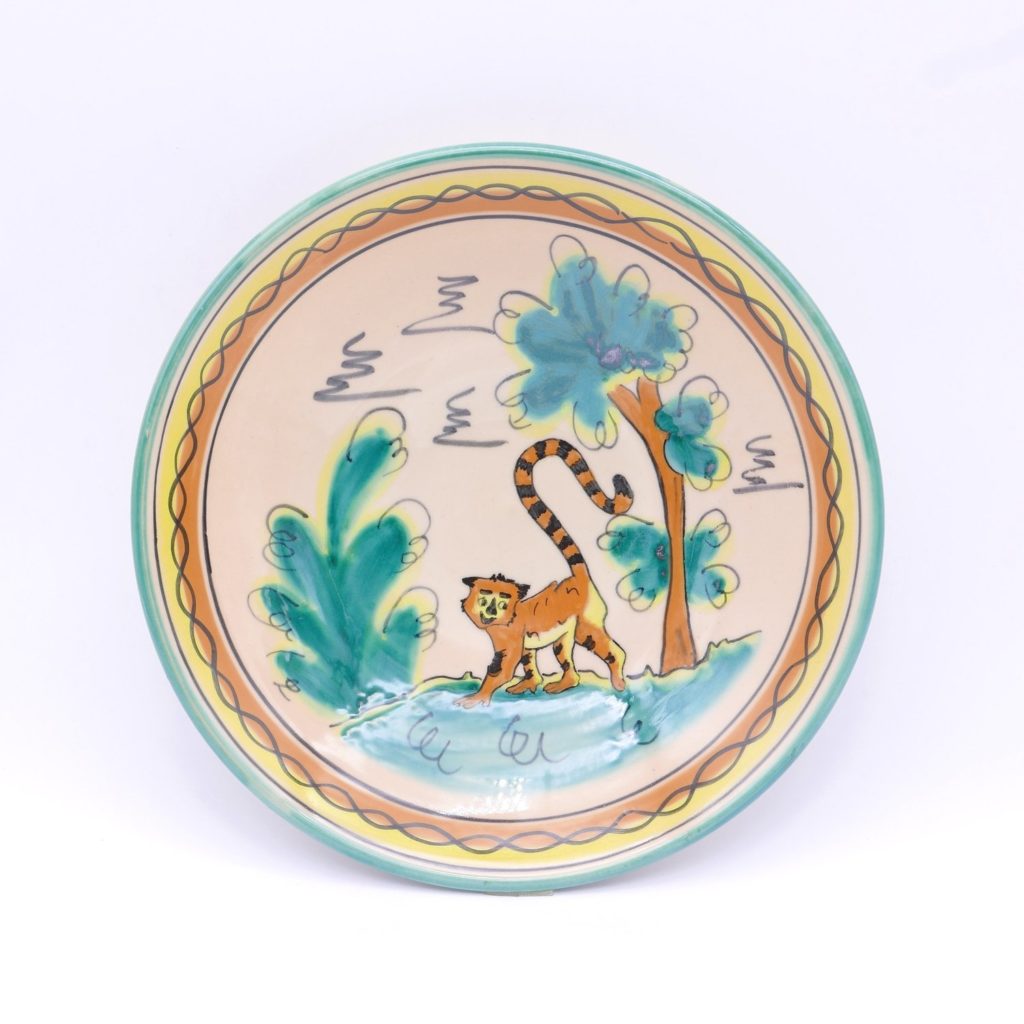 Plat ou assiette de présentation en céramique émaillée avec motif animalier et paysage exotique peint à la main en Espagne