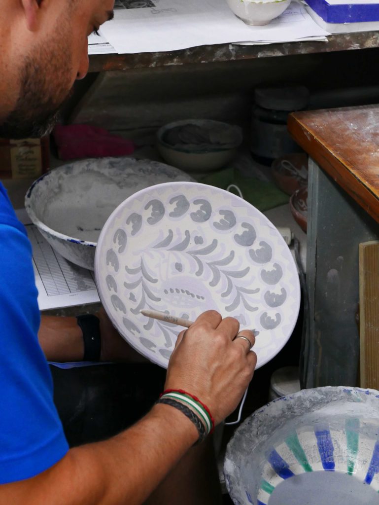 Artisan potier andalou au travail dans son atelier