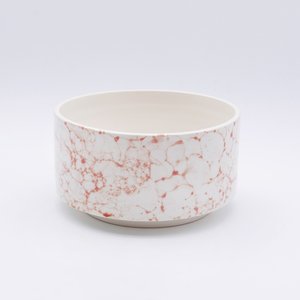 Saladier en céramique blanc décoré avec des bulles de savon rose pamplemousse