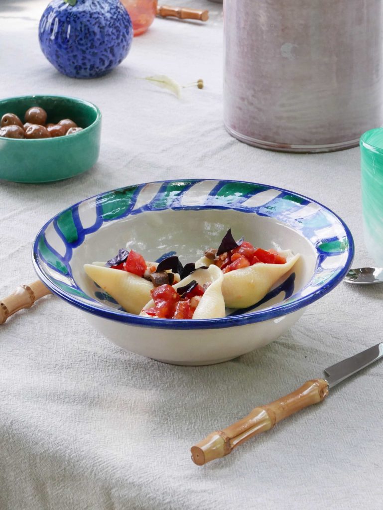 Datcha - Table repas champêtre avec vaisselle estivale en céramique blanc et bleu