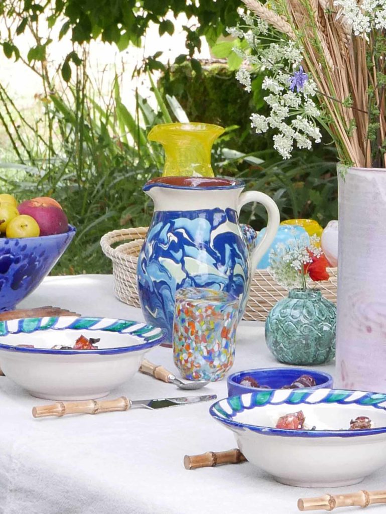 Datcha - Table pour un repas d'été champêtre avec vaisselle bleue