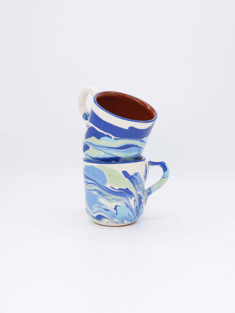 Tasses marbrées en céramique motifs en bleu et blanc
