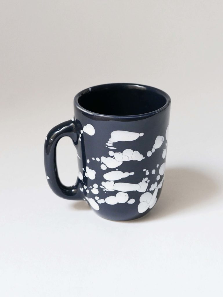 Tasse Mug bleu foncé avec décor de tâches blanches abstrait et graphique