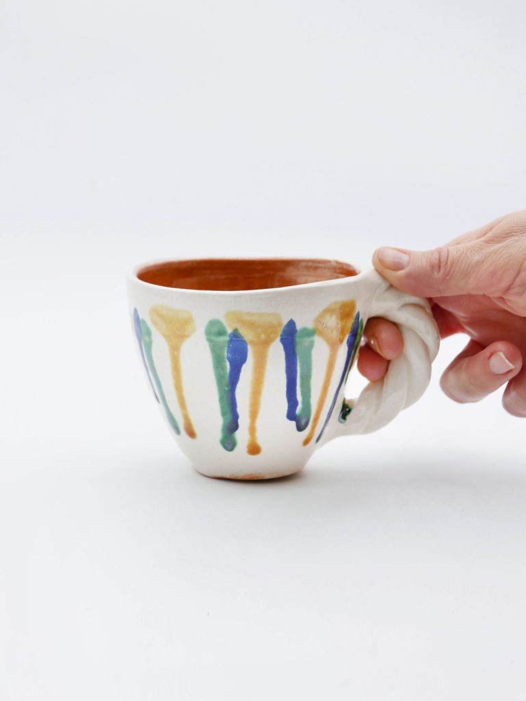 Tasse à café en céramique blanche avec anse torsadée