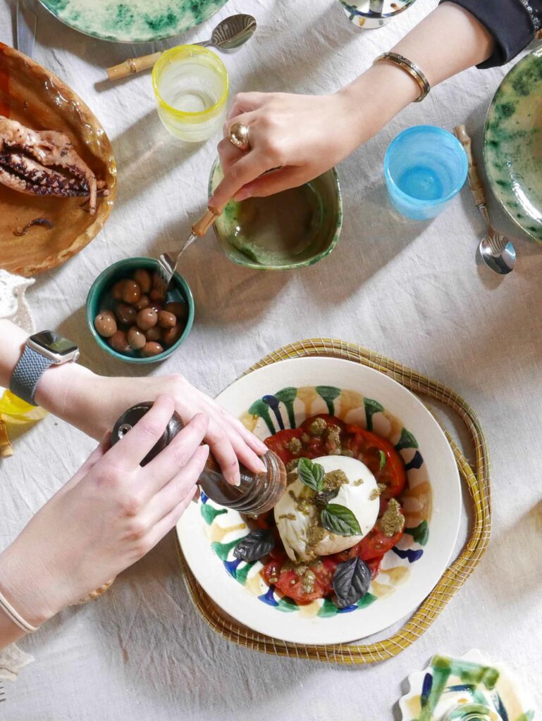 Grande table avec vaisselle pour repas convivial entre amis et en famille