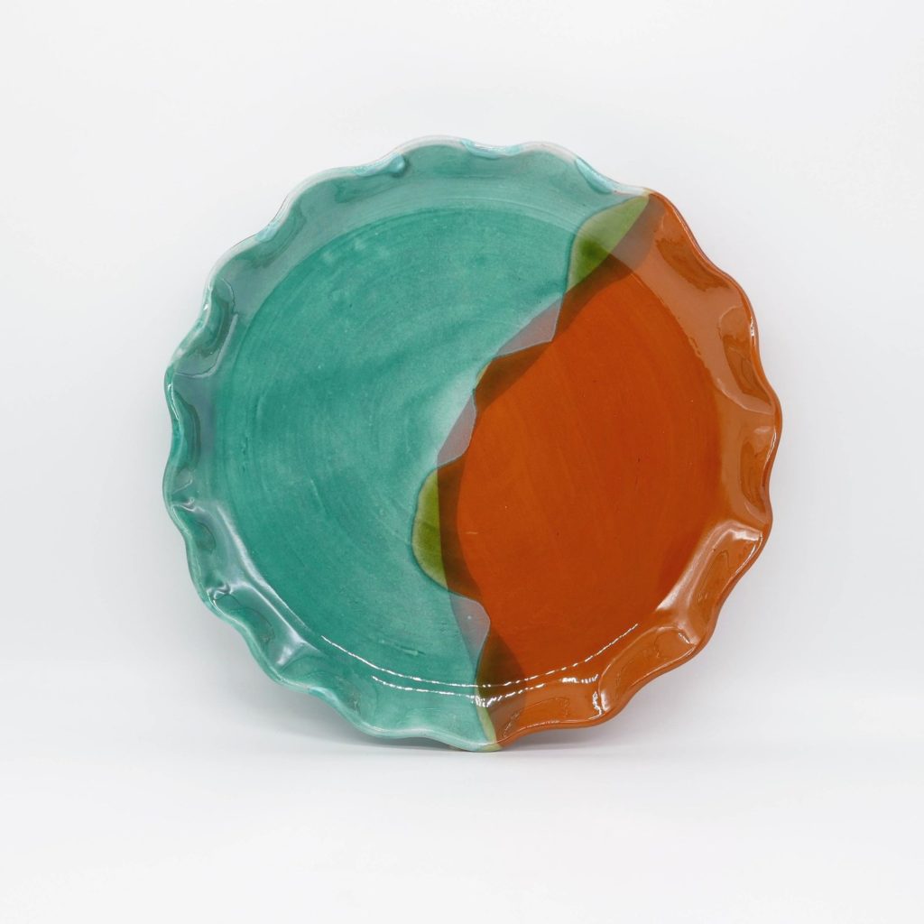 Grand plat de présentation en poterie avec bord ondulé et émaux bicolores vert turquoise et terracotta