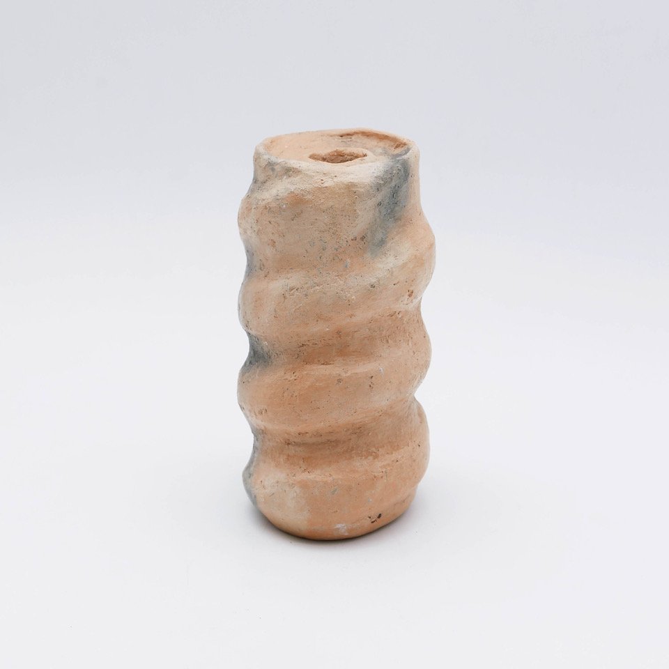 Grand bougeoir colonne spirale en poterie brute primitive cuite au feu en Tunisie de type céramique de Sejnane