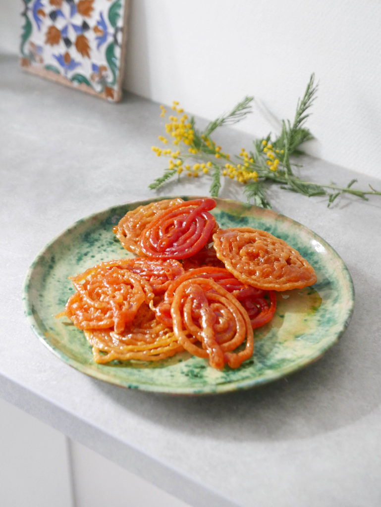 Assiette Datcha verte et pâtisseries orientales du ramadan