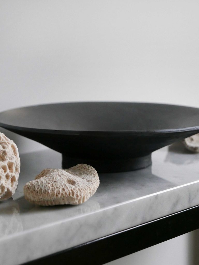 Grand plat en céramique calcinée cuite dans la flamme - noir mat