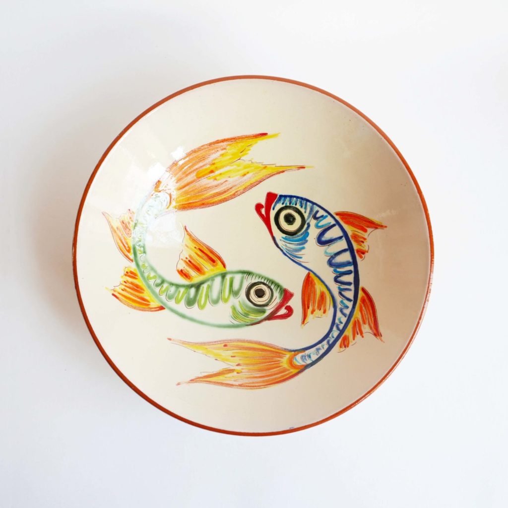 Grand plat de présentation saladier en céramique à motif de poisson coloré peint à la main