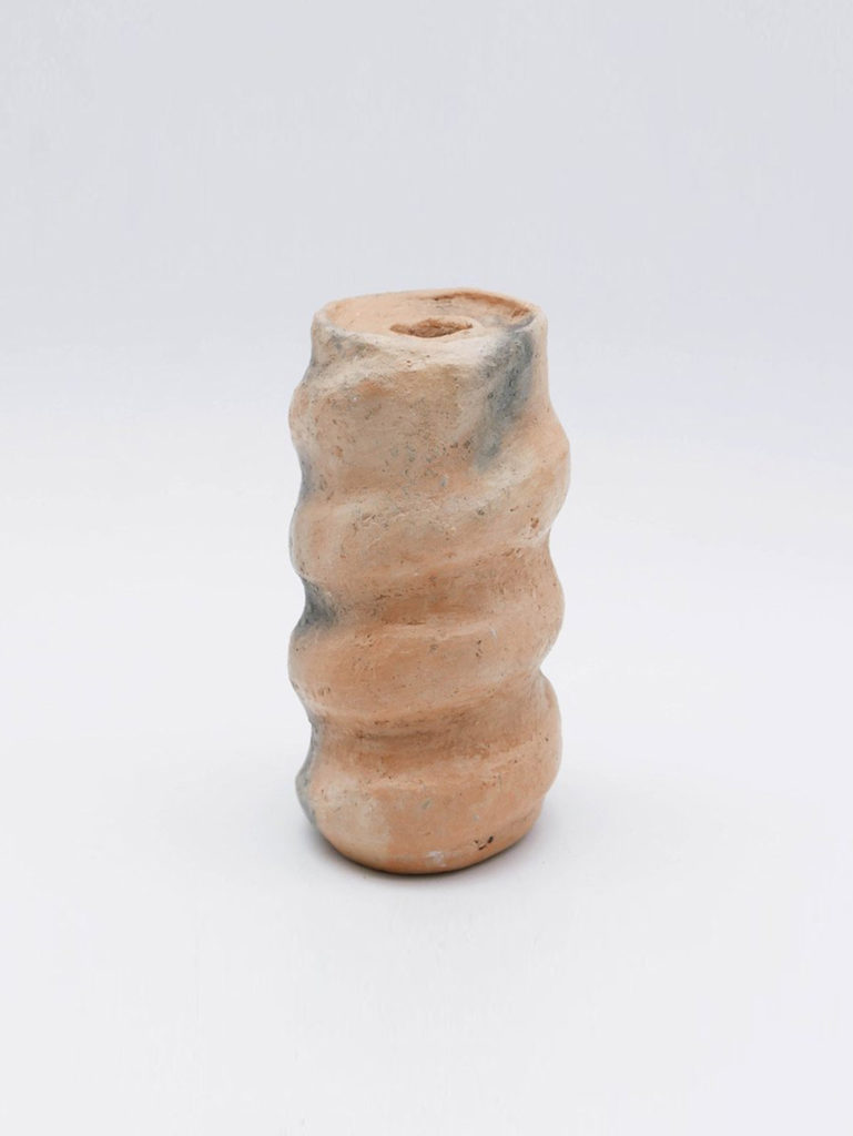 Grand bougeoir colonne spirale en poterie brute primitive cuite au feu en Tunisie de type céramique de Sejnane