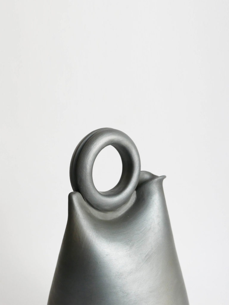 Carafe noire mat avec poignée