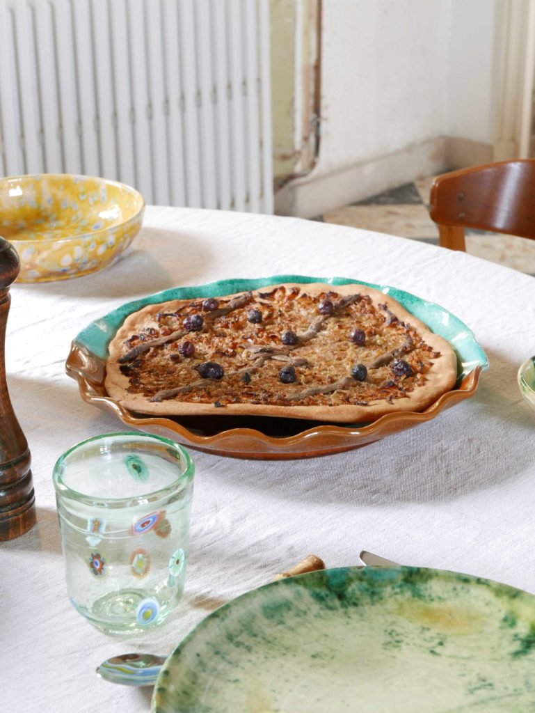 Grand plat rond en céramique avec pissaladière faite maison