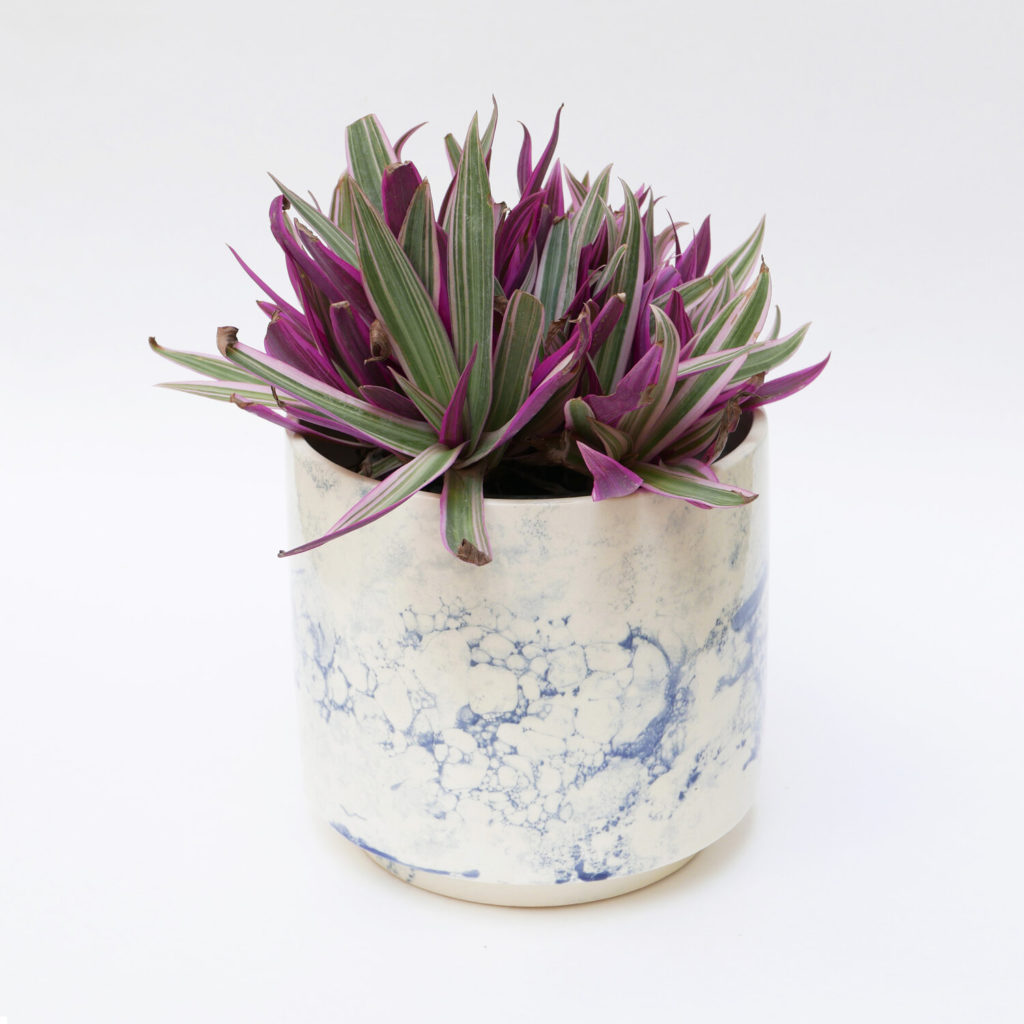 Cache-pot en céramique blanche avec décor marbré à la bulles de savon bleu gris très décoratif et original