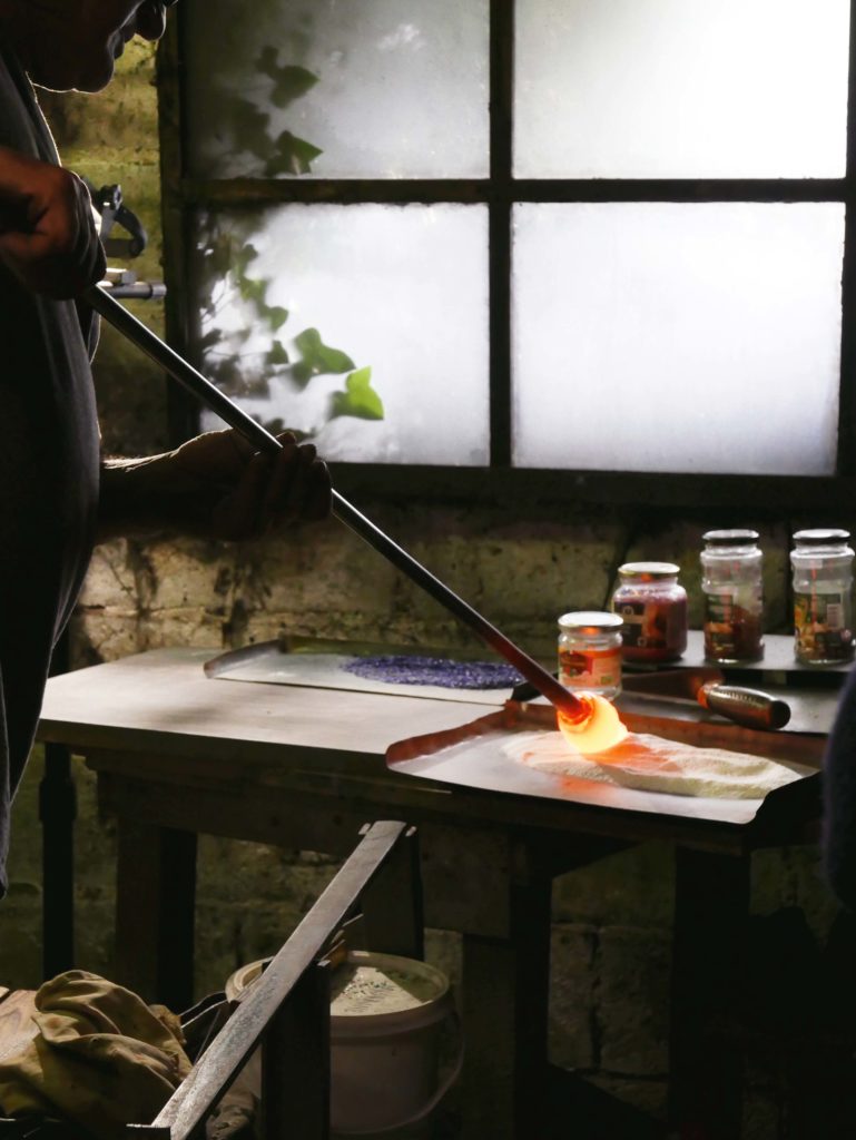 Maître artisan verrier de Murano au travail dans son atelier