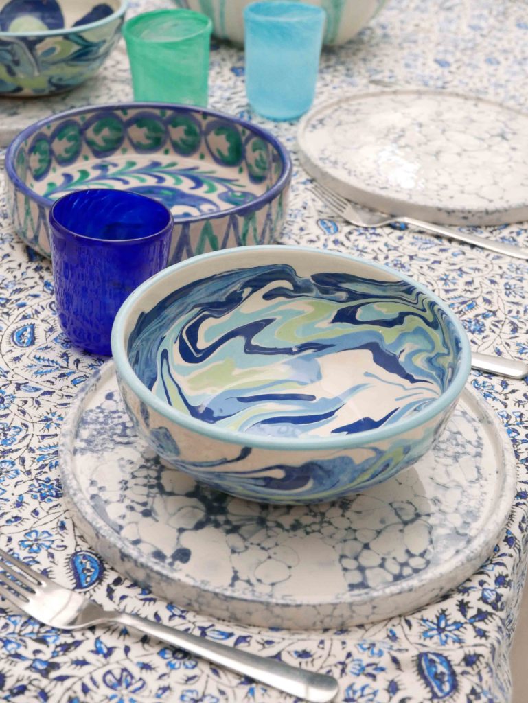Datcha - Table dressée avec vaisselle bleue colorée et joyeuse - Ambiance vacances été et soleil
