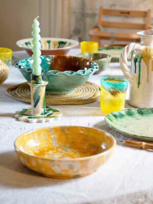 Datcha - Tablée estivale jaune et verte avec céramiques et poteries artisanales