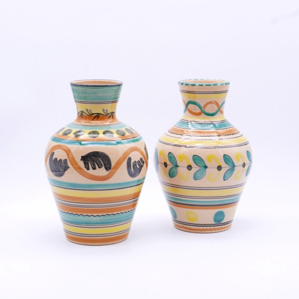 Vase artisanal tourné à la main et peint aux motifs de frises géométriques et couleurs vives