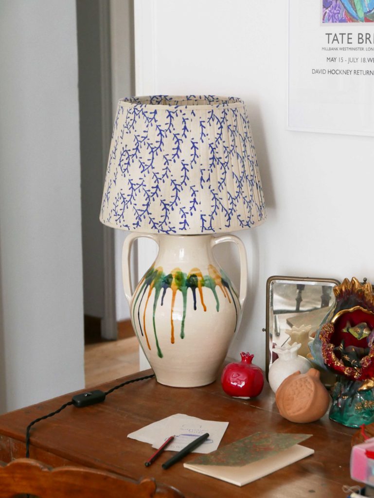 Lampe à poser en céramique, abat-jour plissé à motifs graphiques et fleuri bleus