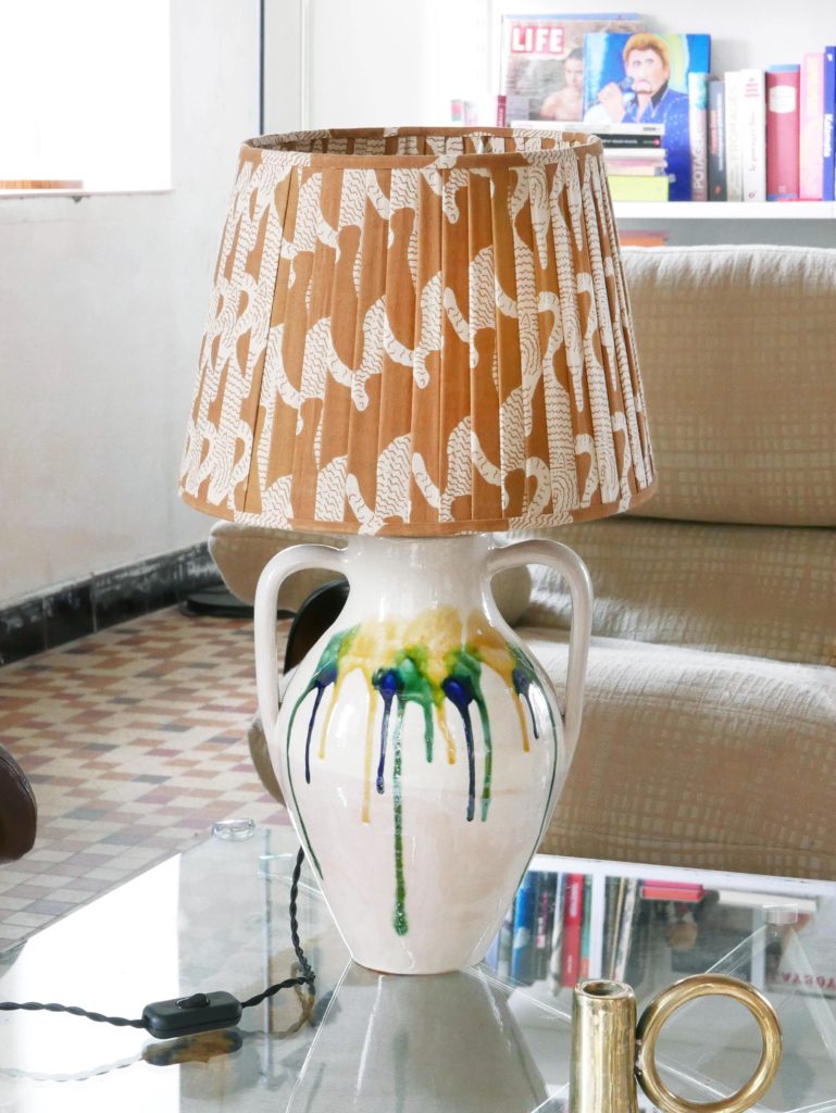 Lampe à poser pied en céramique, abat-jour en tissu froncé motif tigre ocre