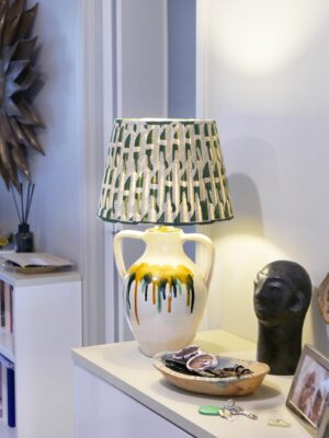 Lampe à poser pied en céramique, abat-jour en tissu froncé motif tigre vert