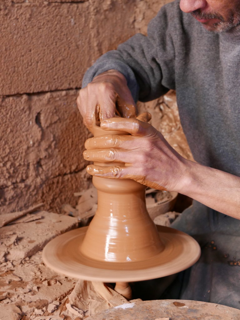 Datcha - Artisan potier marocain au travail dans son atelier de poteries Momo