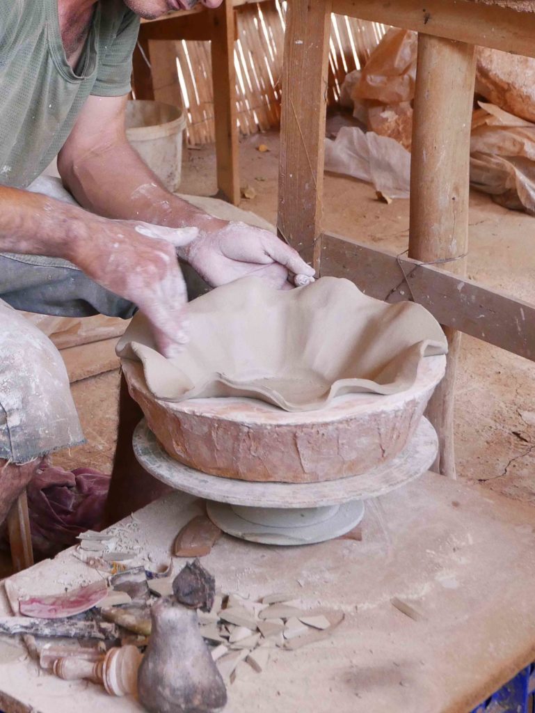 Datcha - Artisan potier marocain travaillant à la main sur un tour