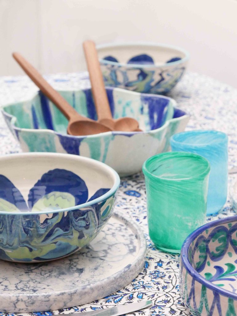 Datcha Paris - Grande tablée conviviale avec vaisselle bleue et verte