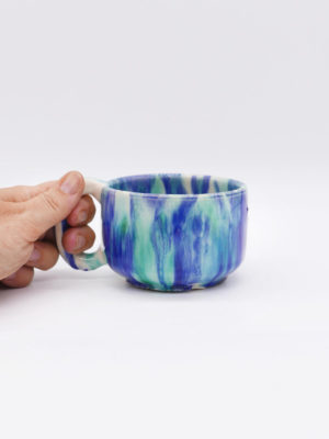 Mug pour café ou thé en faïence blanche et bleue avec anse