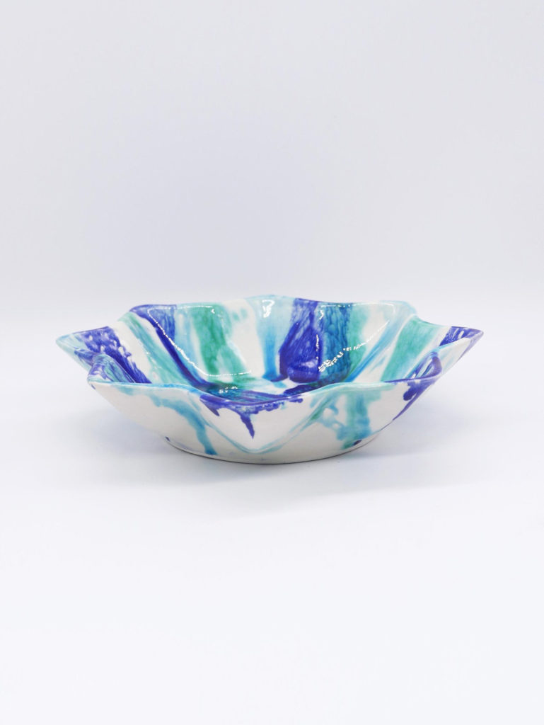Datcha - Plat creux en céramique blanche et bleue - vaisselle pour table ensoleillée