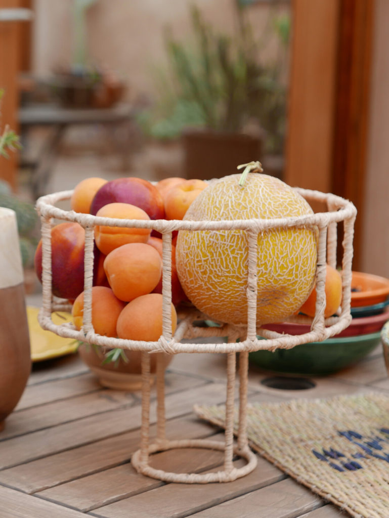 Coupe à fruits sur pied en fibre végétale naturelle raphia