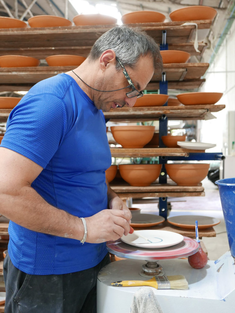 Artisan potier espagnol au travail dans son atelier de céramique